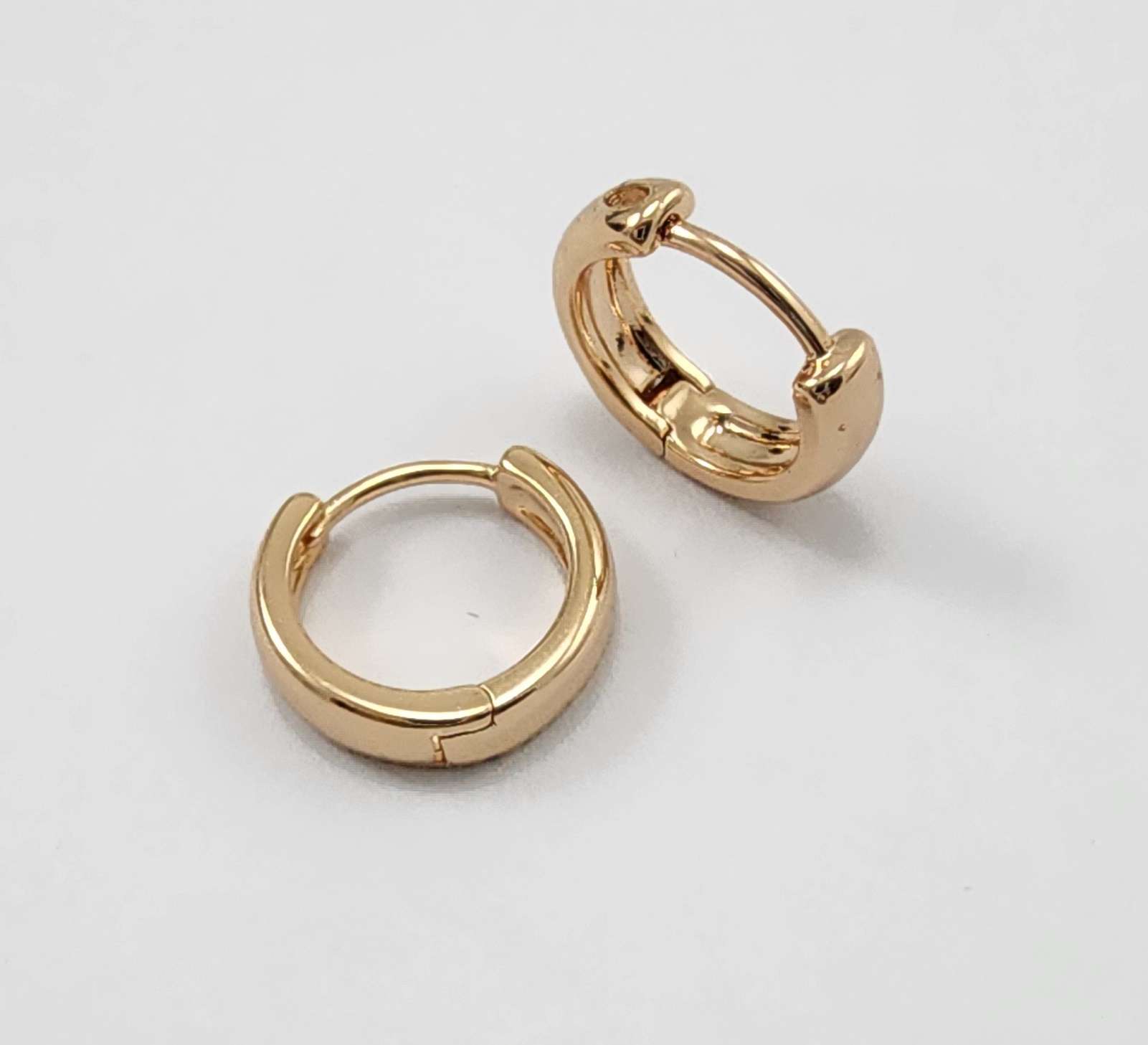 گوشواره حلقه ای کوچک طلایی ژوپینگ ساده x0104 - مدل 1 - تصویر 2 گوشواره حلقه ای کوچک طلایی ژوپینگ ساده x0104 - مدل 1 - تصویر 2