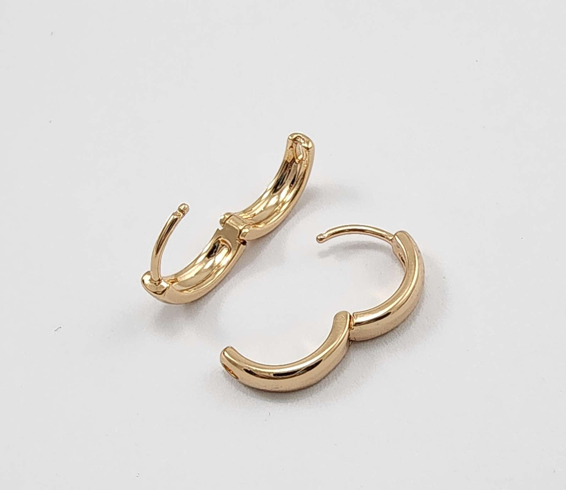 گوشواره حلقه ای کوچک طلایی ژوپینگ ساده x0104 - مدل 1 - تصویر 1 گوشواره حلقه ای کوچک طلایی ژوپینگ ساده x0104 - مدل 1 - تصویر 1